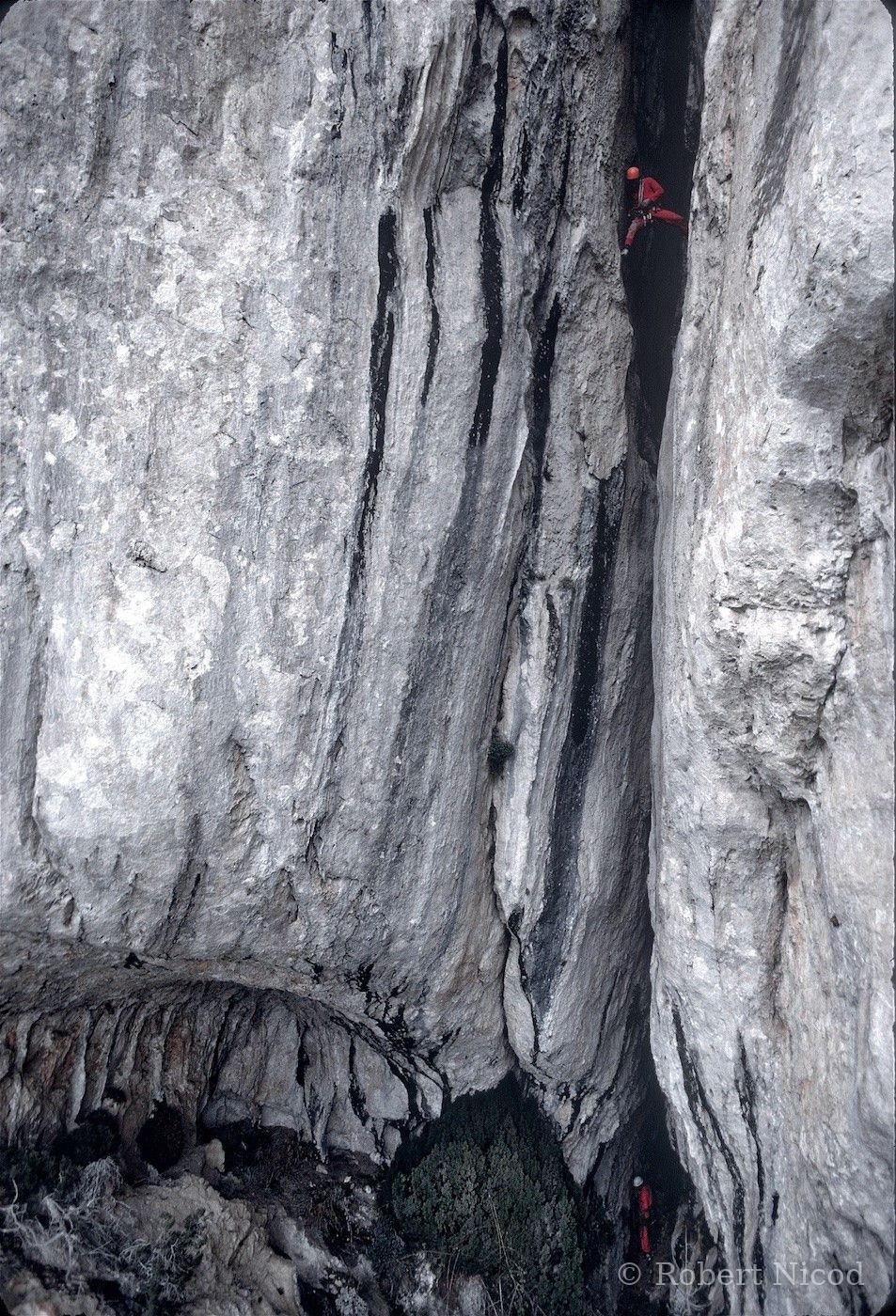 Escalade — Yves et Claude Rémy, longue cheminée exposée, sans piton d'assurance, Verdon 1976