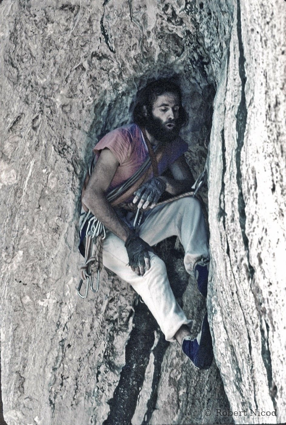 Escalade — Jacques Perrier, inconfortable repos, avant le passage clé dans « Troglobule », Verdon 1983