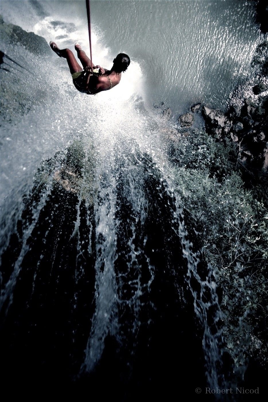 Escalade — Evelyne Hébert, rappel dans la cascade, Sillans 1987