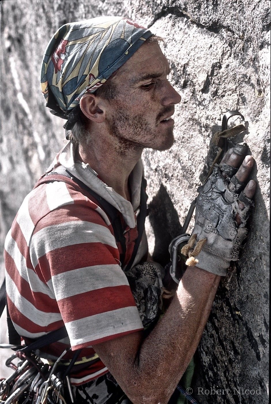 Escalade — Hésitation avant de reporter, son poids sur le crochet, El Capitan 1987