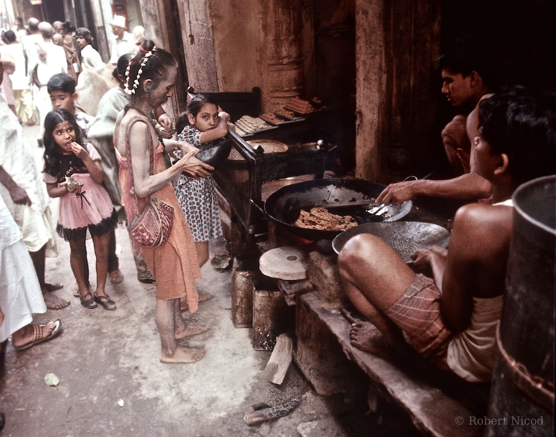 Reportage Inde 1977 — Marchand de galettes, Delhi 1977