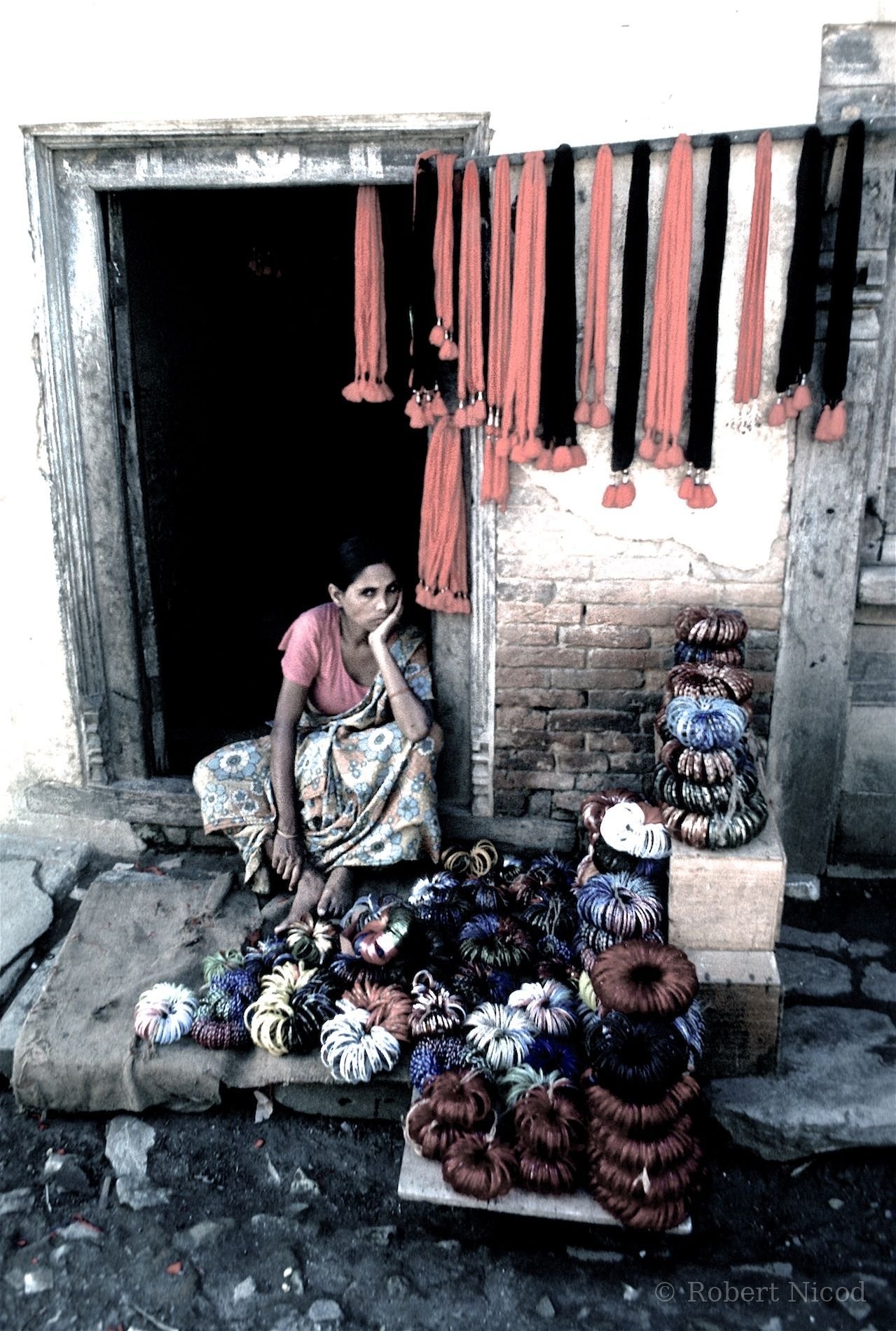Reportage Inde 1977 — Petite marchande, regard inquiet, Delhi 1977
