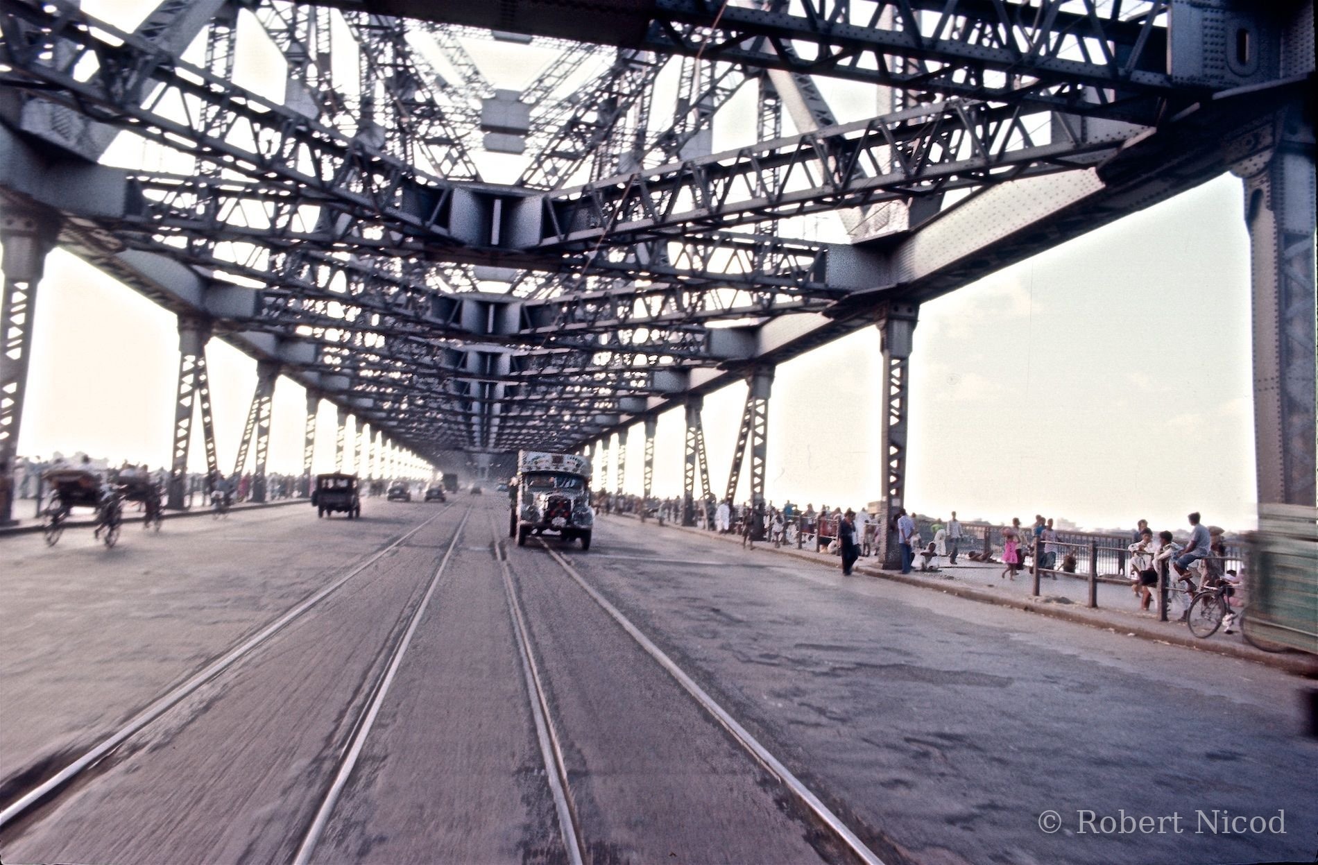 Reportage Inde 1977 — Pont de Howrah, Calcutta 1977