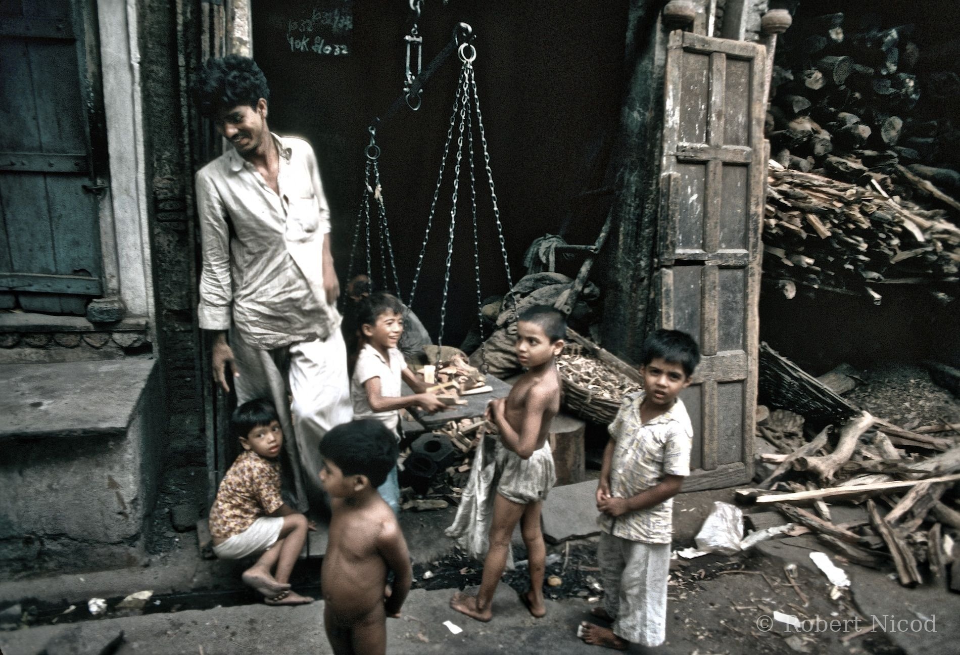 Reportage Inde 1977 — Revendeur de bois de chauffage, Delhi 1977