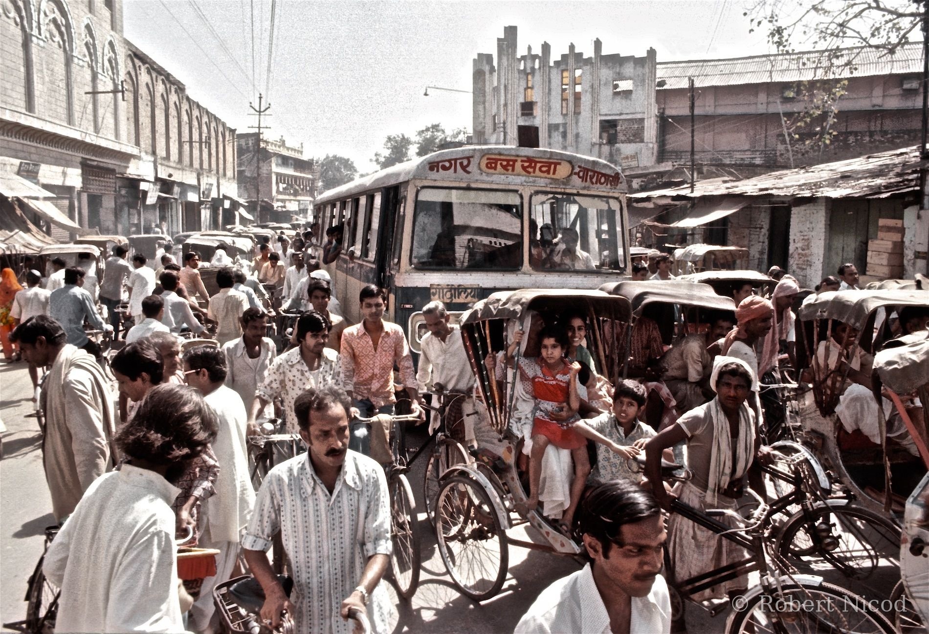 Reportage Inde 1977 — Bus municipal et cohue de rickshaws, Varanasi 1977