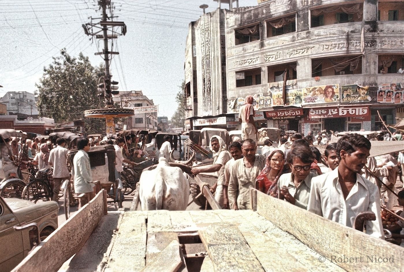 Reportage Inde 1977 — Cohue sur la place des cinémas, Delhi 1977