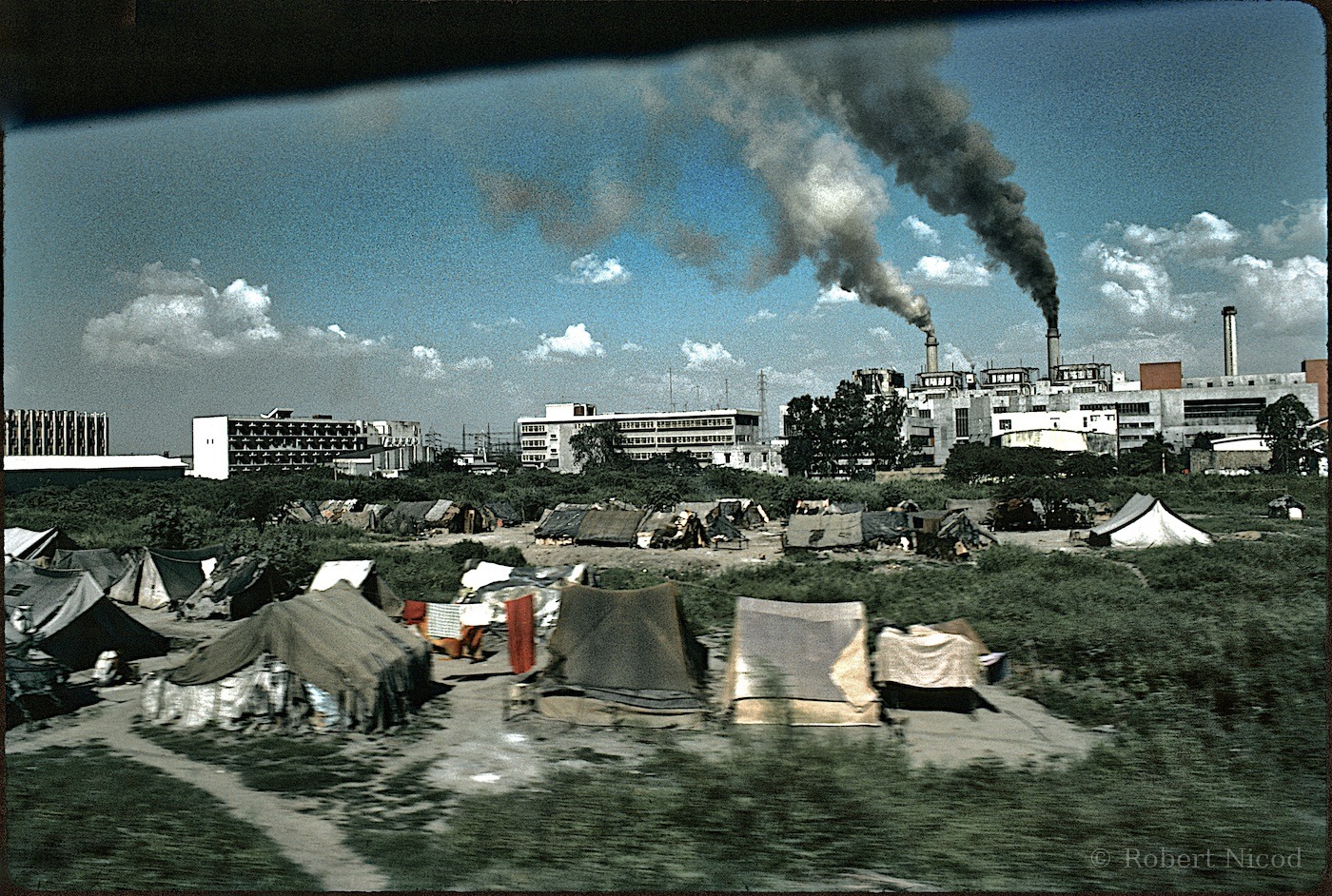 Reportage Inde 1977 — Usine et campement dans la banlieue de Delhi, Inde 1977
