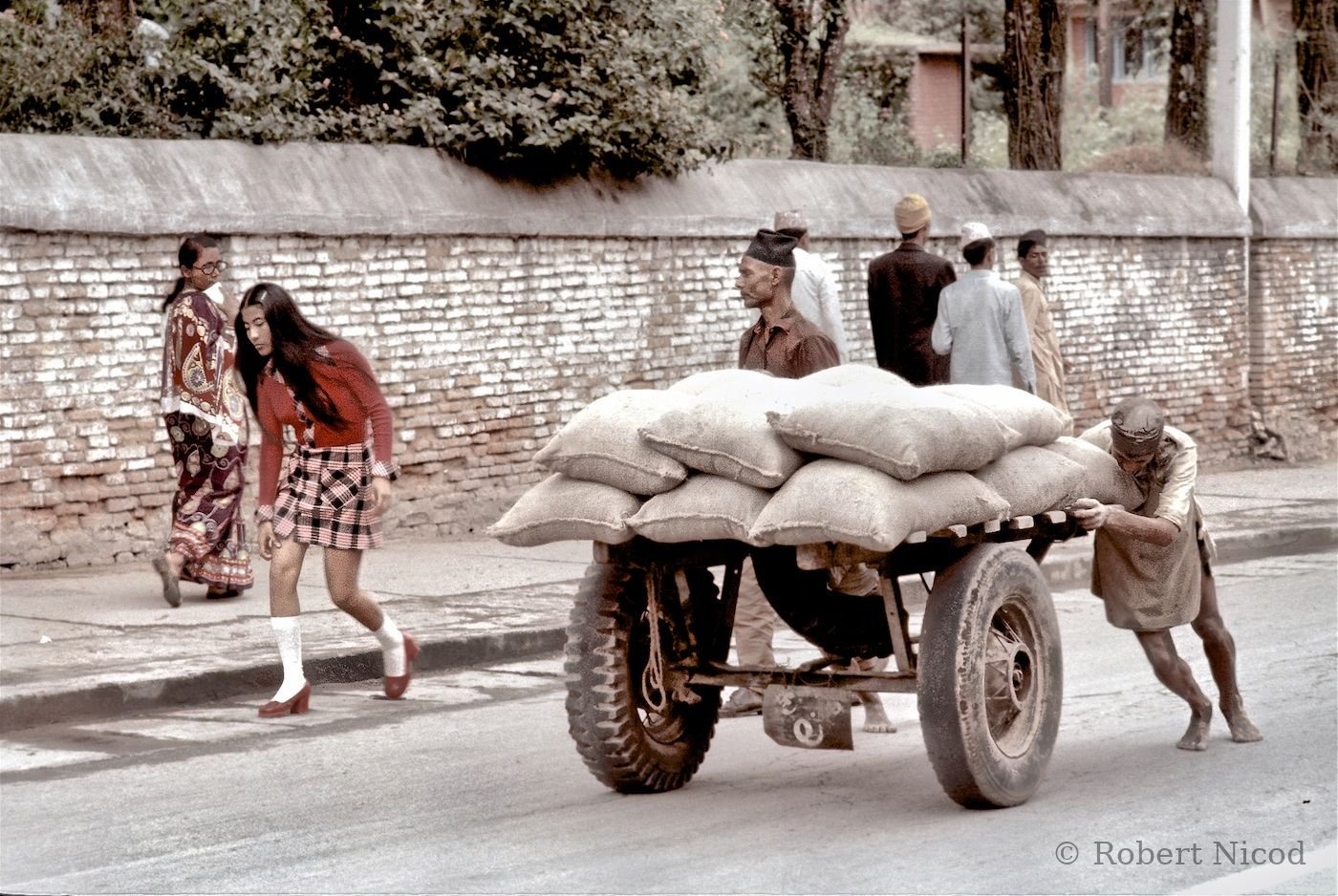 Nepal 1977 — The miniskirt makes its appearance, Kathmandu 1977