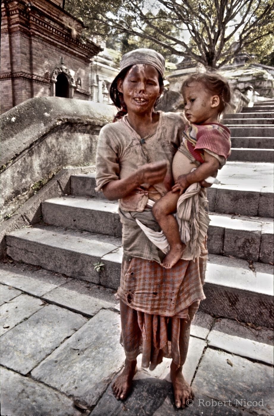 Nepal 1977 — Woman giving alms with her child, Kathmandu 1977