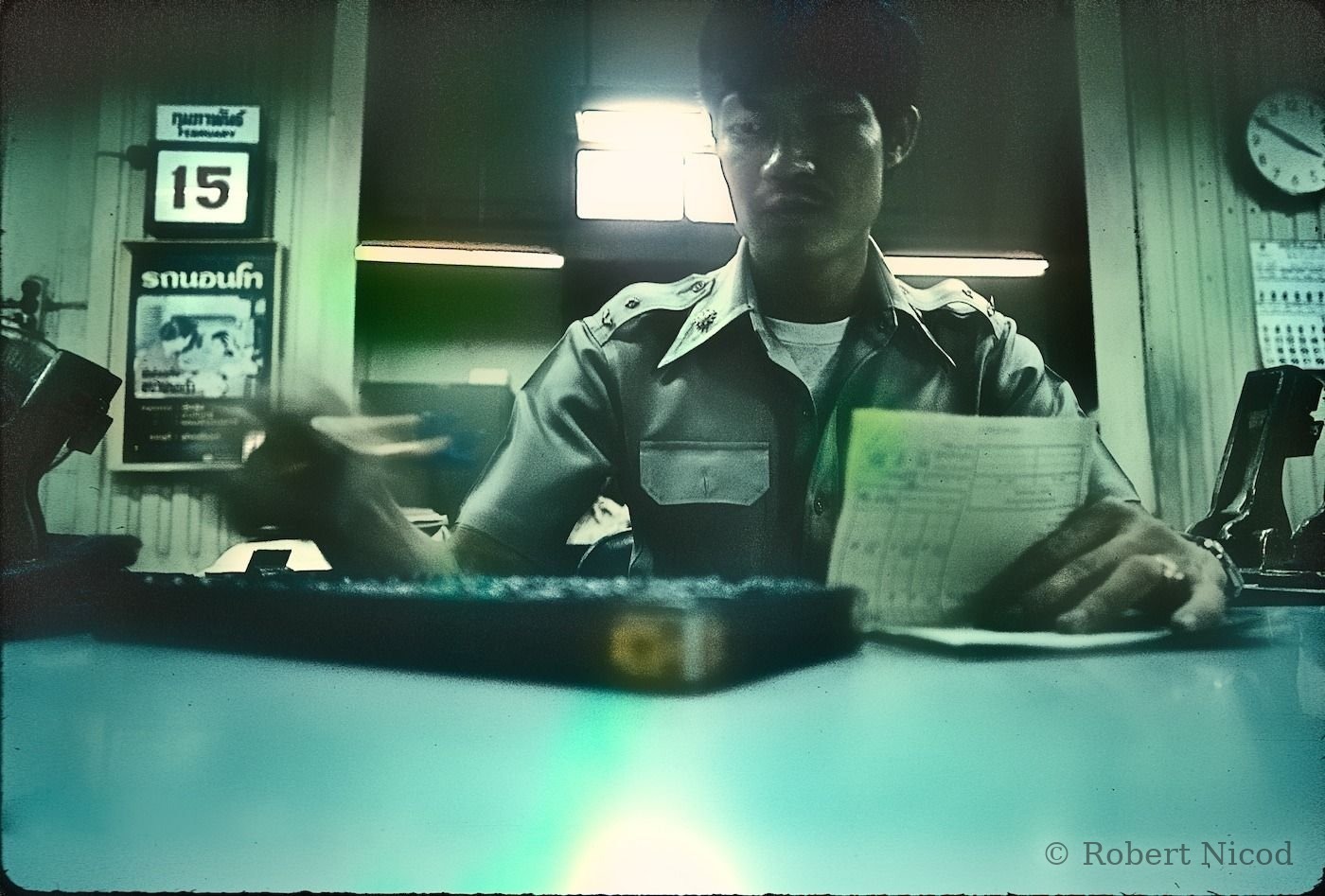 Reportage Thaïlande 1980 — Employé effectuant ses calculs au boulier, ancêtre de la calculatrice électronique, Bangkok 1980