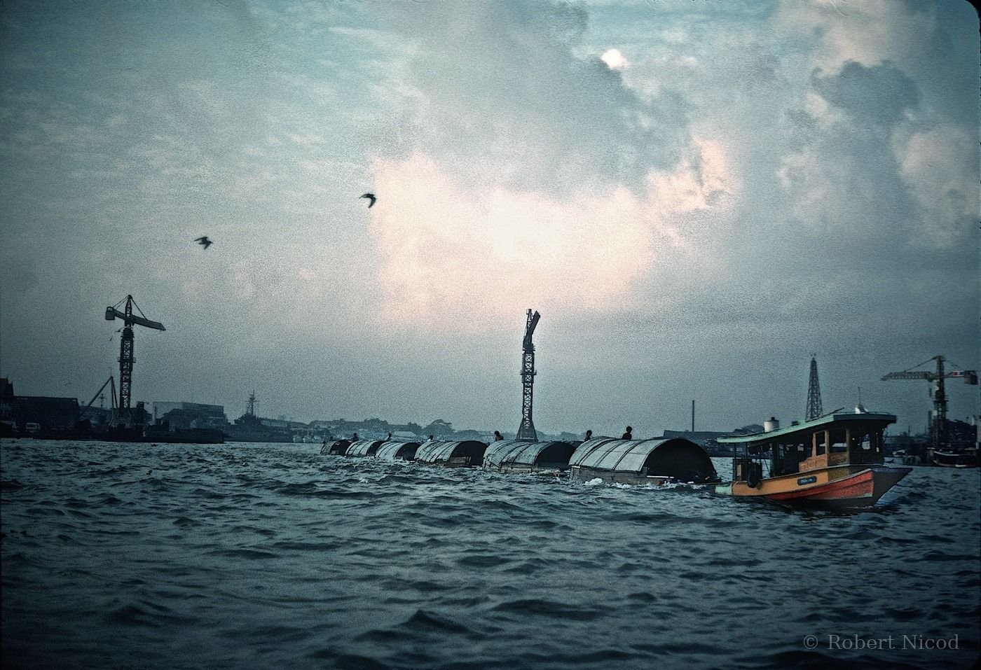 Reportage Thaïlande 1980 — Péniches au crépuscule, Bangkok 1980