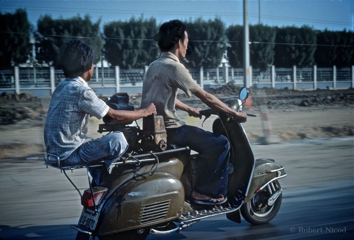 Reportage Thaïlande 1980 — Transport audacieux d'une motopompe, Bangkok 1980