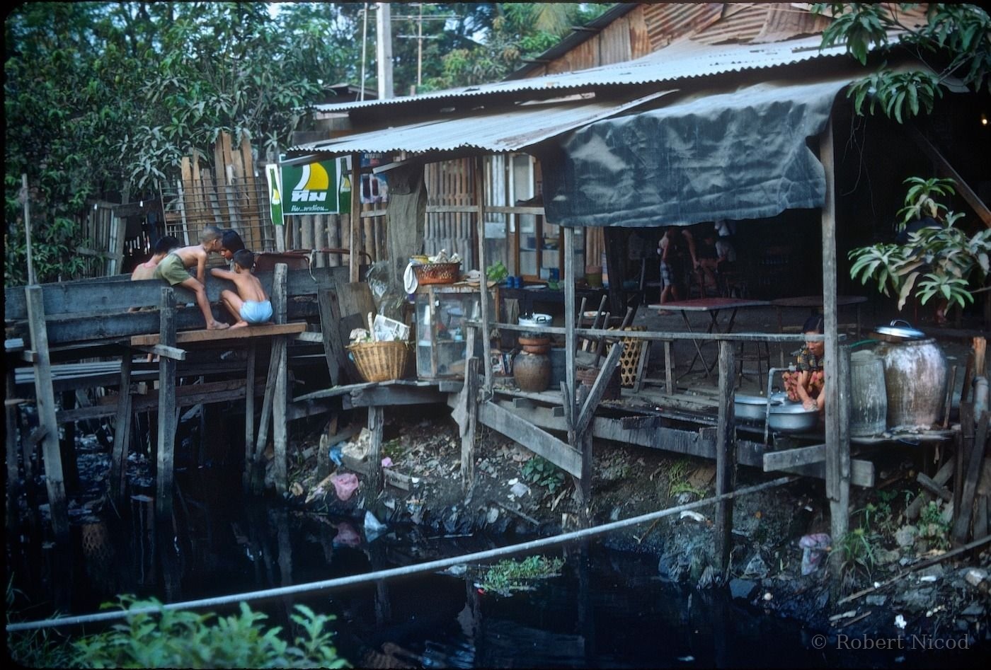 Reportage Thaïlande 1980 — Maison sur pilotis avant la saison des pluies, Bangkok 1980