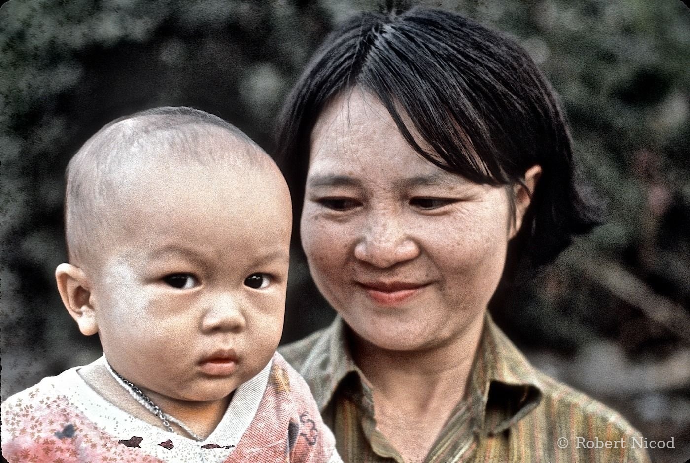 Reportage Thaïlande 1980 — Bébé intrigué et tendresse d'une mère, Bangkok 1980