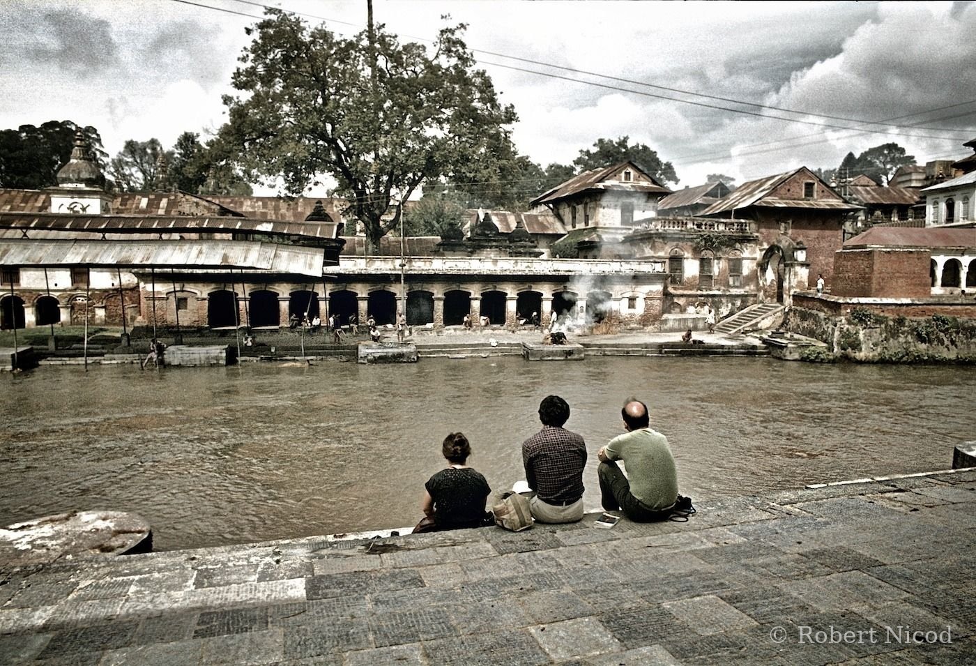 Tourists in Asia — Sad moment, cremation of an eight-year-old child, Pashupatinath 1977