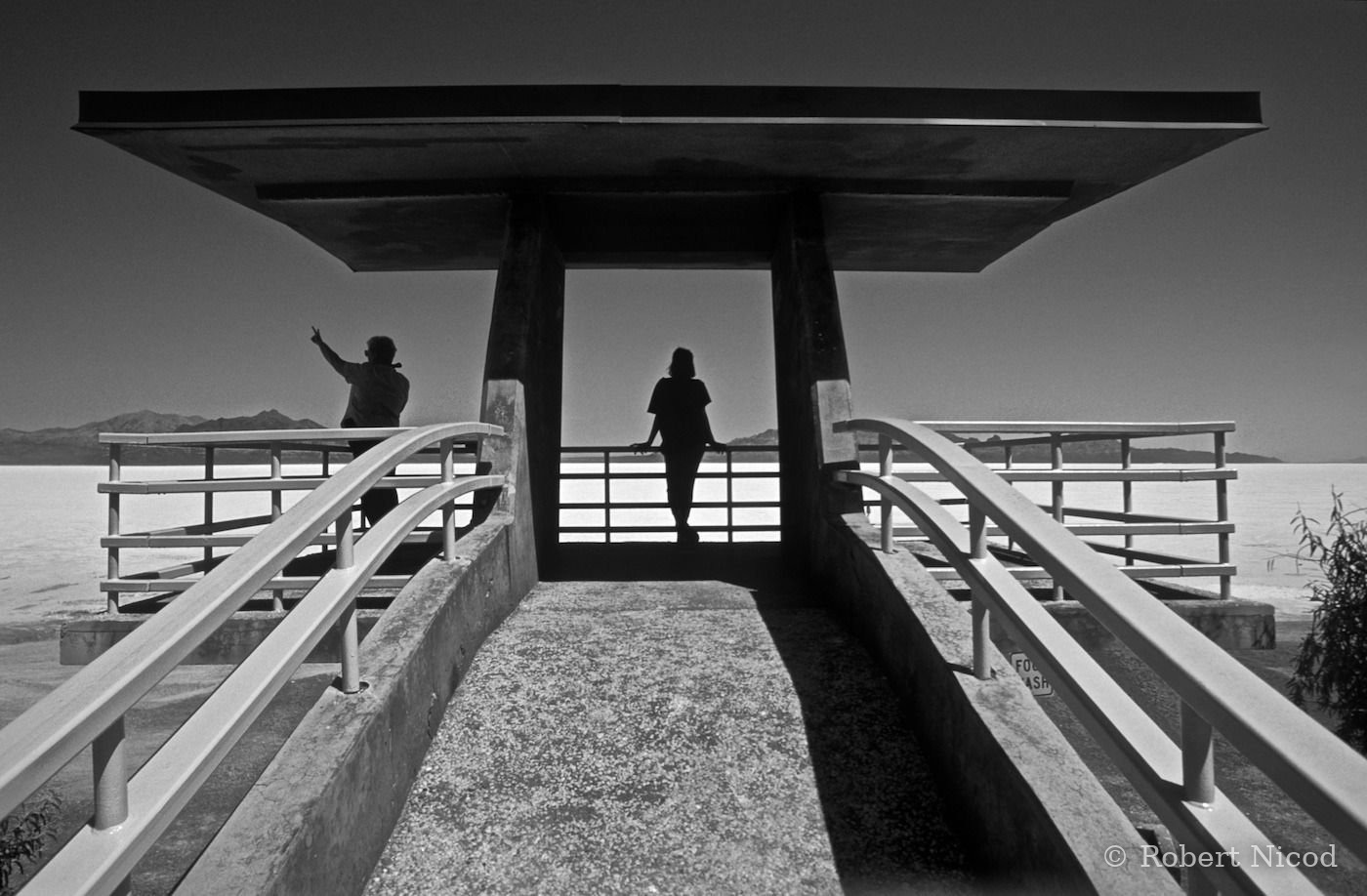 Tourists in the West — Overlook at the edge of the salt lake, Bonneville Salt Flats, Utah
