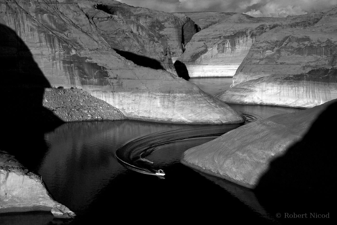 Tourists in the West — Water-skiing in the bends of Lake Powell, Utah