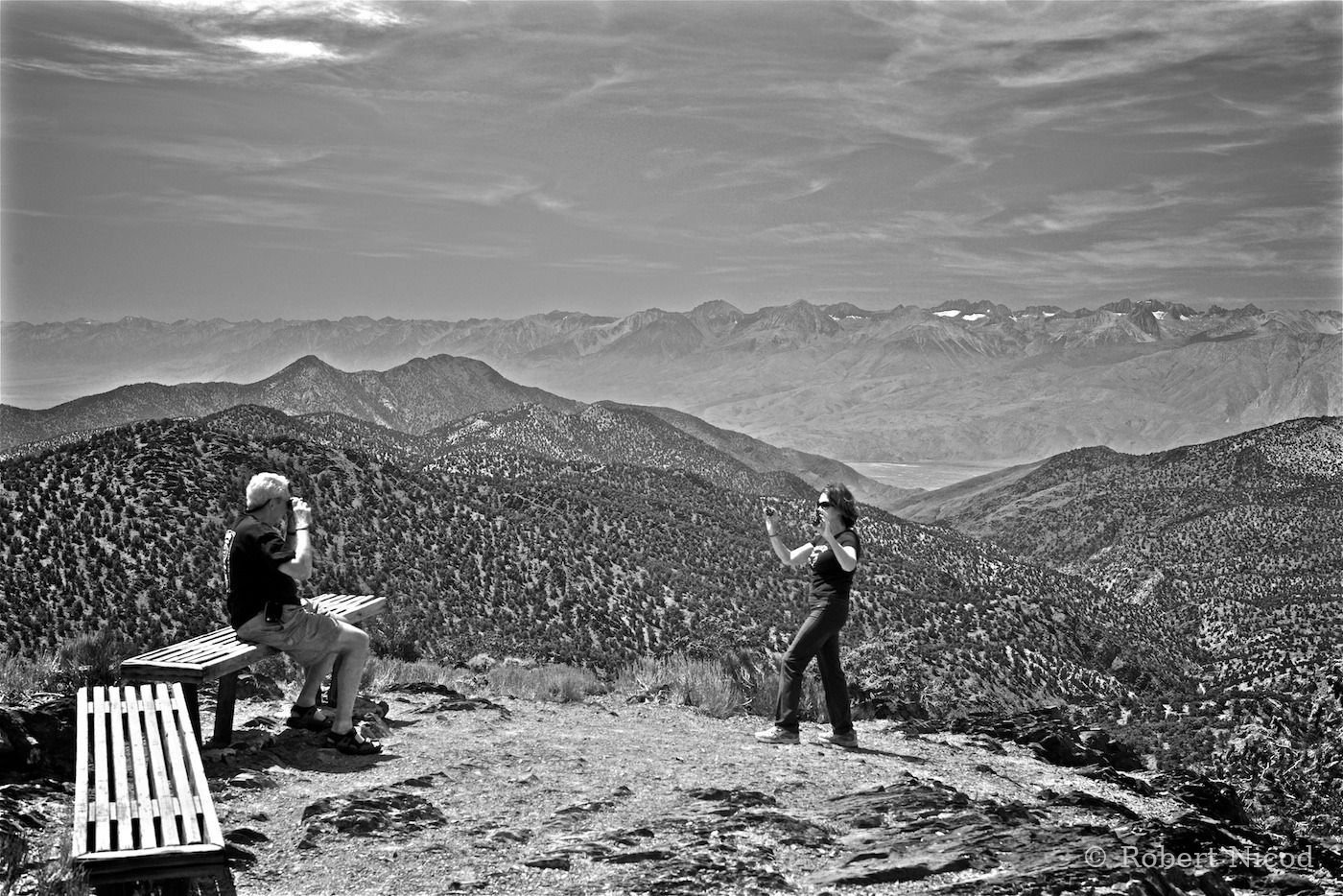 Tourists in the West — Two benches for infinity, view of the Sierra Nevada, California